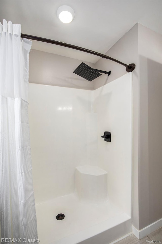 2620 Trailwood Ct, Howell, MI 48843 - bathroom featuring a shower with curtain and baseboards
