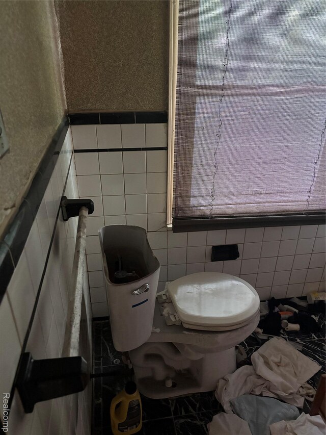 16551 Ardmore St, Detroit, MI 48235 - half bath with tile walls