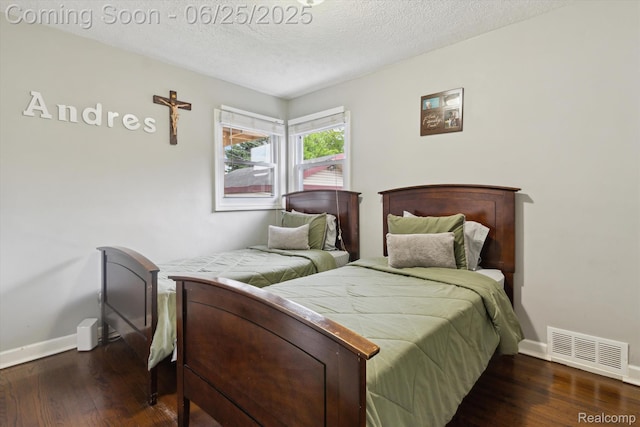 647 Farnham Ave, Lincoln Park, MI 48146 - bedroom with wood finished floors and a textured ceiling