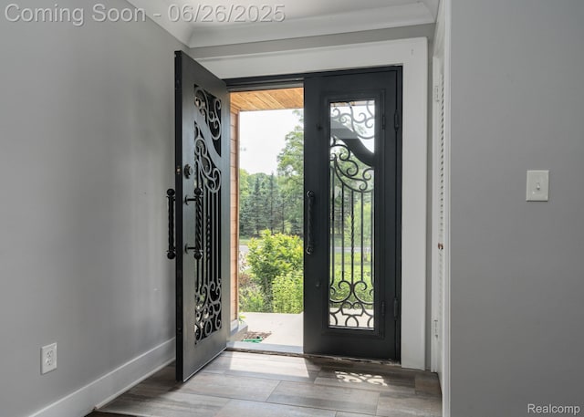 2905 Lahser Rd, Bloomfield Hills, MI 48304 - entrance foyer with plenty of natural light and wood finished floors