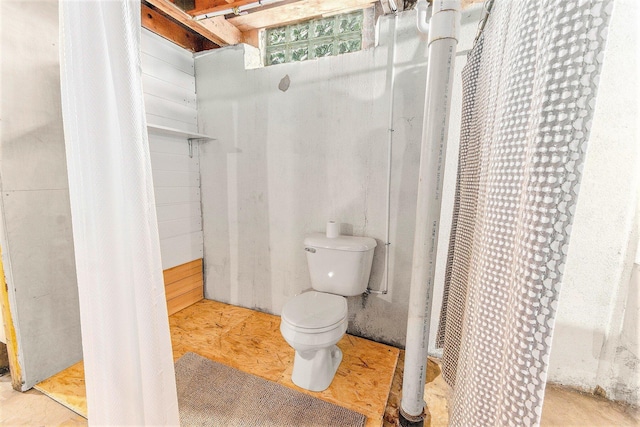 1621 Whittier Rd, Ypsilanti, MI 48197 - bathroom with toilet and curtained shower