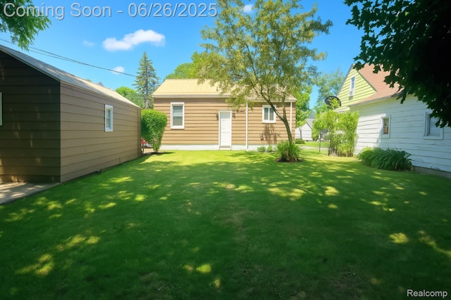 607 Chalmers St, Flint, MI 48503 - view of green lawn