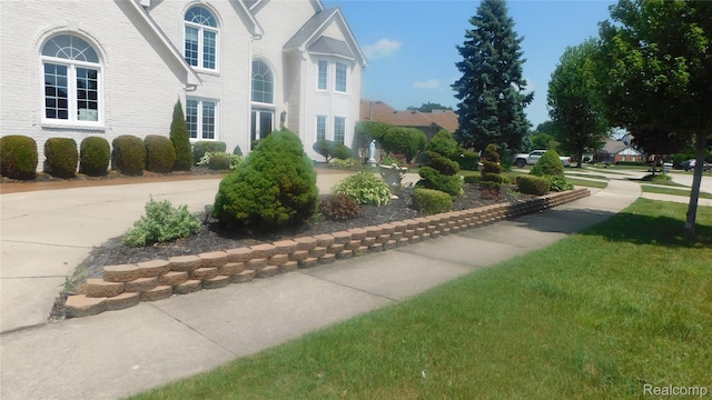41431 Tarragon Dr, Sterling Heights, MI 48314 - view of home's community with a lawn