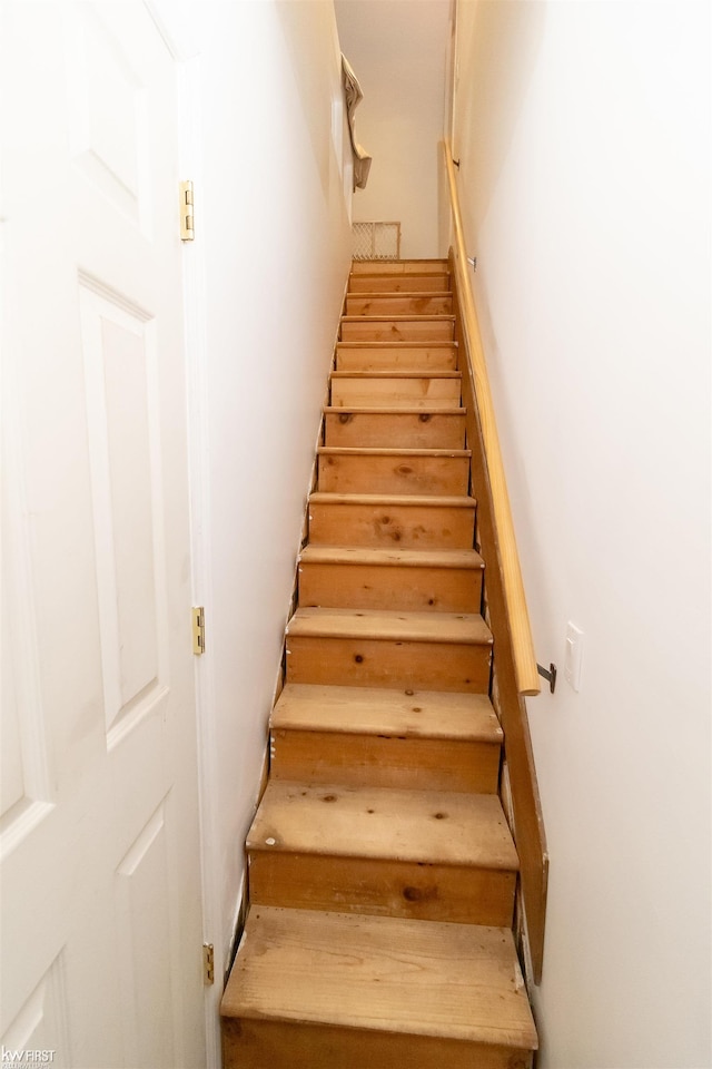 615 Saginaw St, Vassar, MI 48768 - view of stairs