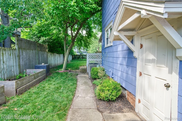 904 Michigan Ave, East Lansing, MI 48823 - view of yard