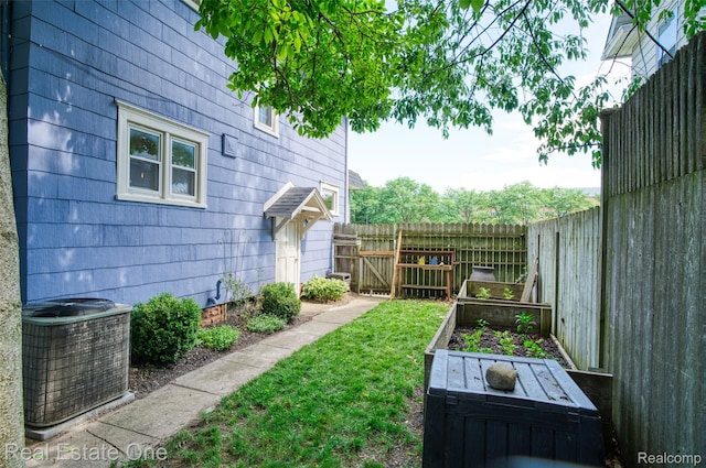 904 Michigan Ave, East Lansing, MI 48823 - view of yard with a garden