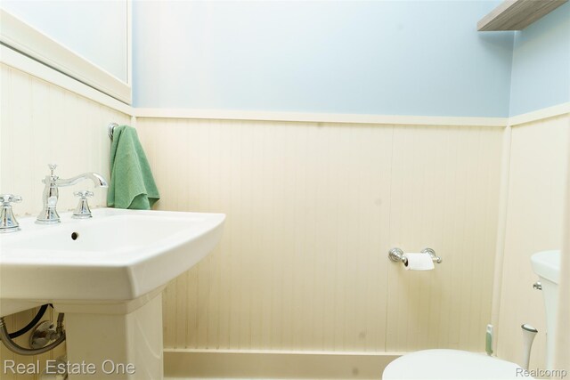 904 Michigan Ave, East Lansing, MI 48823 - half bath with wainscoting