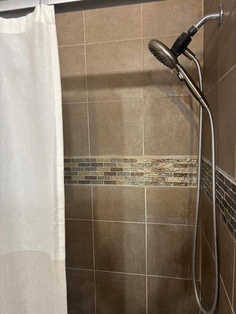 137 Apperson Rd, Battle Creek, MI 49015 - bathroom view of tiled shower