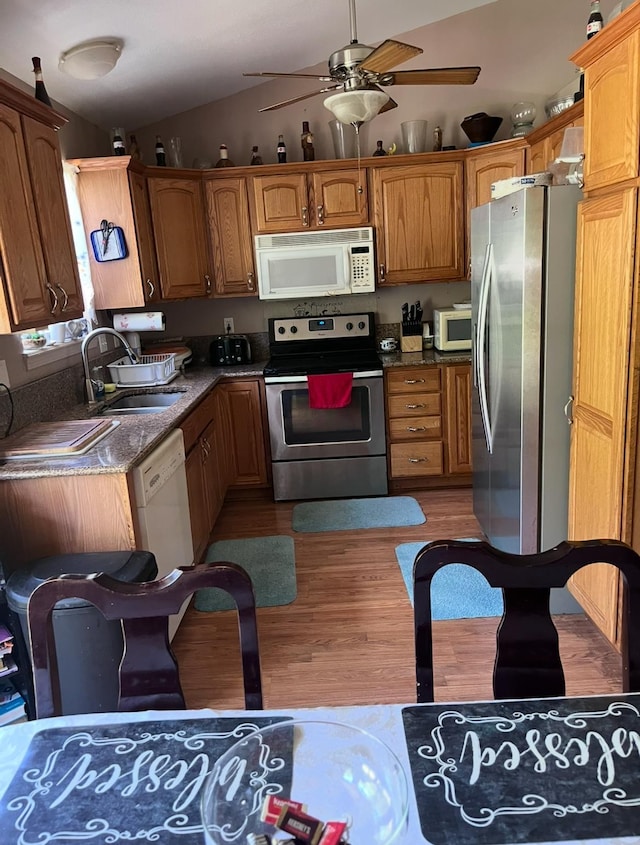 5344 Wheat Way Ave, Swartz Creek, MI 48473 - kitchen with stainless steel appliances, lofted ceiling, light wood-style floors, a ceiling fan, and brown cabinetry