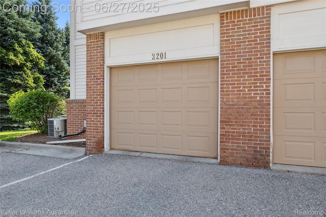 3201 Addington Dr, Commerce Twp, MI 48390 - view of garage