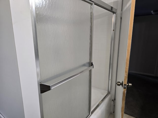 9361 W Parkway St, Detroit, MI 48239 - full bath with enclosed tub / shower combo