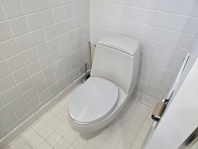 9361 W Parkway St, Detroit, MI 48239 - bathroom featuring tile patterned floors and tile walls