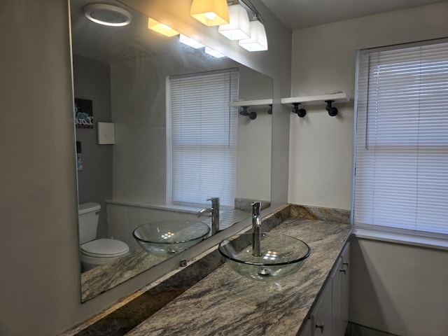 9361 W Parkway St, Detroit, MI 48239 - bathroom with vanity and toilet