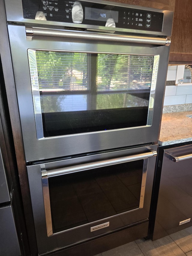 9361 W Parkway St, Detroit, MI 48239 - kitchen view of double oven and decorative backsplash