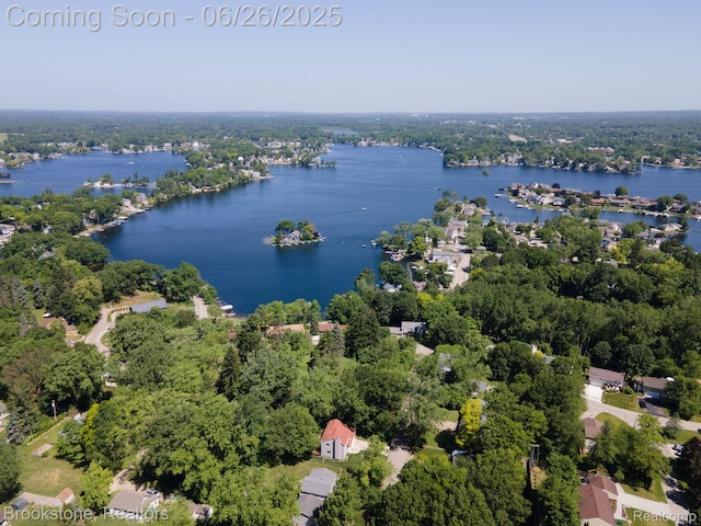 646 Alan Dr, Lake Orion, MI 48362 - drone / aerial view of a large body of water
