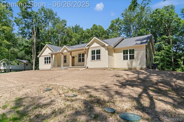 917 Chickasaw Dr, Mason, MI 48854 - single story home featuring covered porch