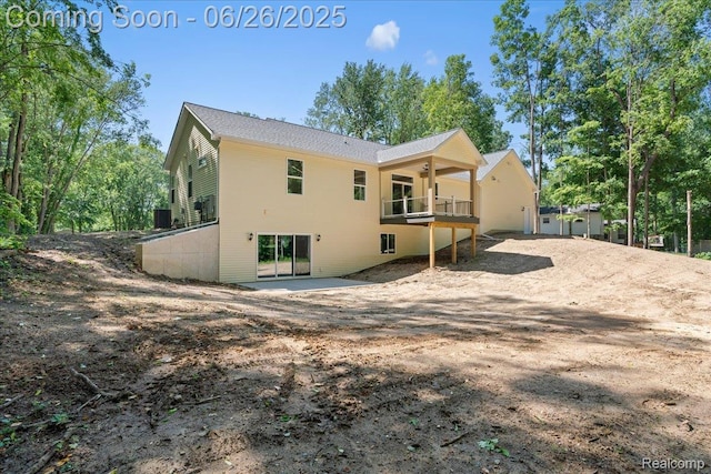 917 Chickasaw Dr, Mason, MI 48854 - back of property with a balcony