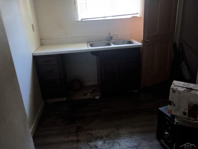 1907 N Clinton St, Saginaw, MI 48602 - laundry area with a sink