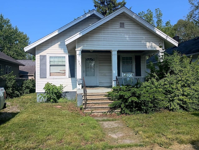 1907 N Clinton St, Saginaw, MI 48602 - bungalow-style house with covered porch and a front yard