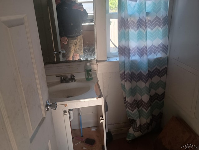 1516 Greenwich St, Saginaw, MI 48602 - full bathroom with curtained shower and vanity