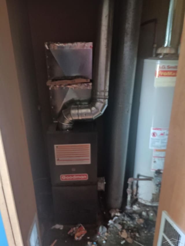 1516 Greenwich St, Saginaw, MI 48602 - utility room with gas water heater