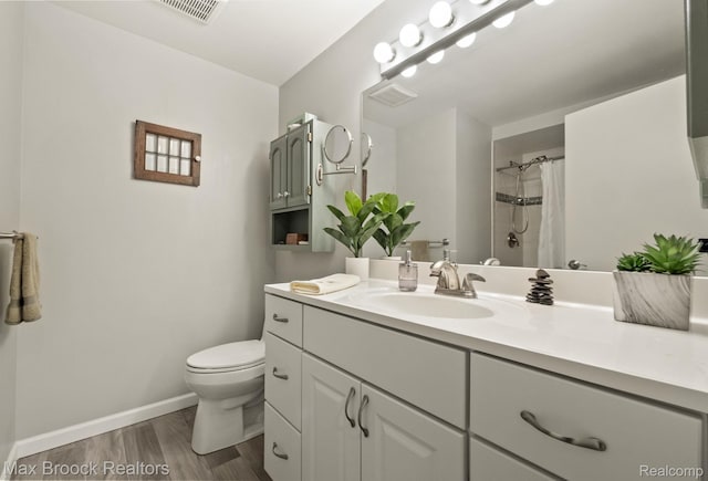 1122 Meadowglen Ct, Bloomfield Hills, MI 48304 - full bath featuring vanity, a shower with curtain, and wood finished floors