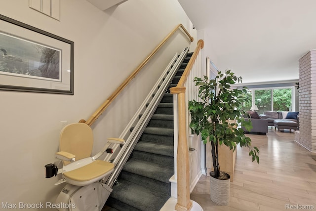 1122 Meadowglen Ct, Bloomfield Hills, MI 48304 - staircase with wood finished floors