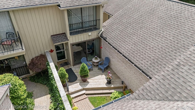1122 Meadowglen Ct, Bloomfield Hills, MI 48304 - exterior space featuring a shingled roof and a deck