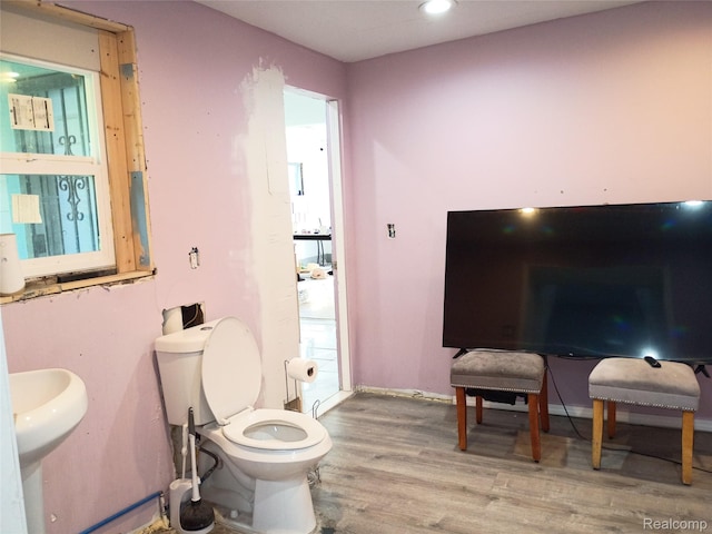 9360 Cheyenne St, Detroit, MI 48228 - bathroom with wood finished floors and recessed lighting