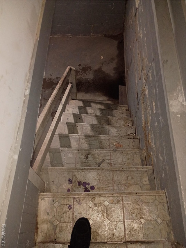 9360 Cheyenne St, Detroit, MI 48228 - view of stairs