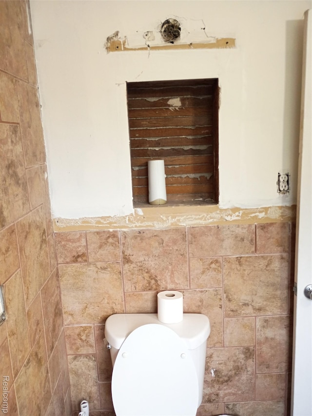 9360 Cheyenne St, Detroit, MI 48228 - bathroom featuring tile walls and wainscoting