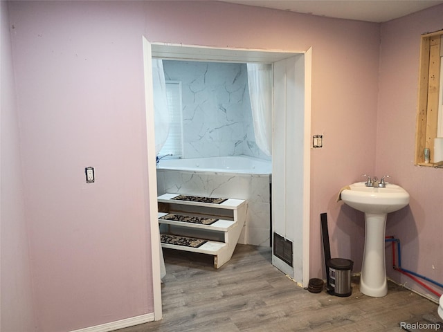9360 Cheyenne St, Detroit, MI 48228 - bathroom with a bath and wood finished floors