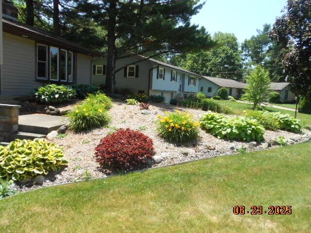 1090 Cadet Ln, Kalamazoo, MI 49009 - view of grassy yard