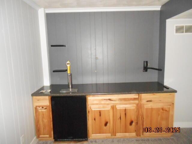 1090 Cadet Ln, Kalamazoo, MI 49009 - bar area with baseboards