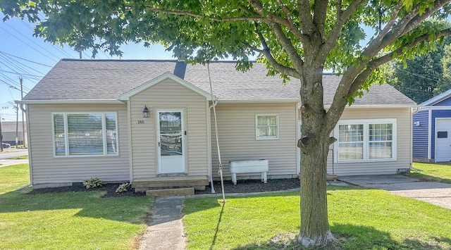 148 N Eddy St, Merrill, MI 48637 - bungalow-style home with a front yard and roof with shingles