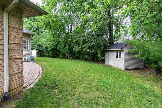 10267 Coachman Ct, Davison, MI 48423 - view of grassy yard with a storage shed