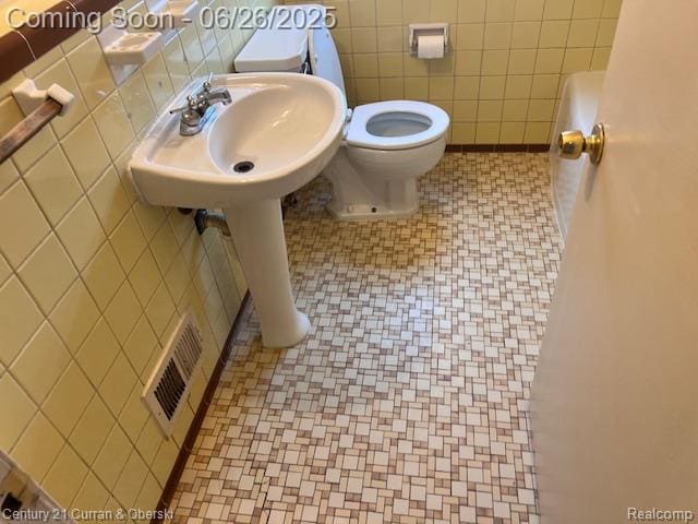 7548 Rockdale, Redford, MI 48239 - bathroom featuring tile walls and tile patterned floors
