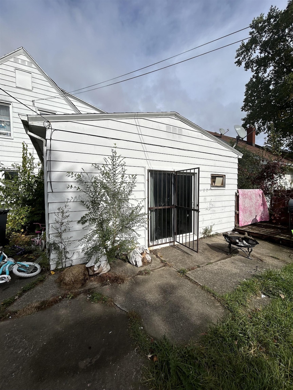 2223 Begole St, Flint, MI 48504 - back of property