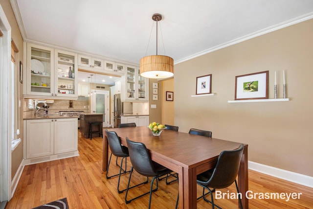 539 Overbrook Ln SE, Grand Rapids, MI 49507 - dining area with crown molding and light wood-style floors