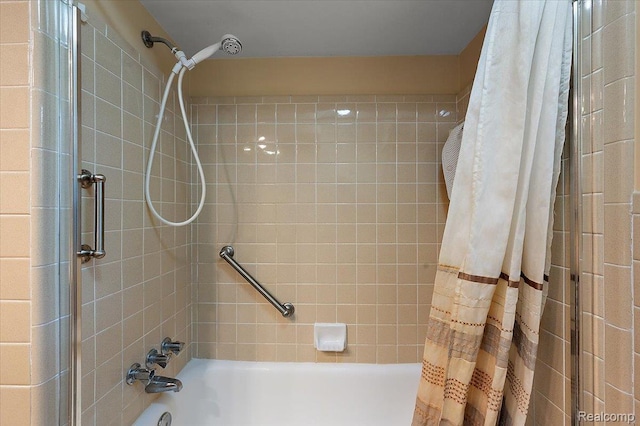 32460 Dunford St, Farmington, MI 48334 - full bath featuring shower / tub combo with curtain