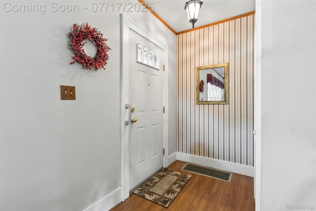 2006 N Connecticut Ave, Royal Oak, MI 48073 - foyer entrance with baseboards and wood finished floors