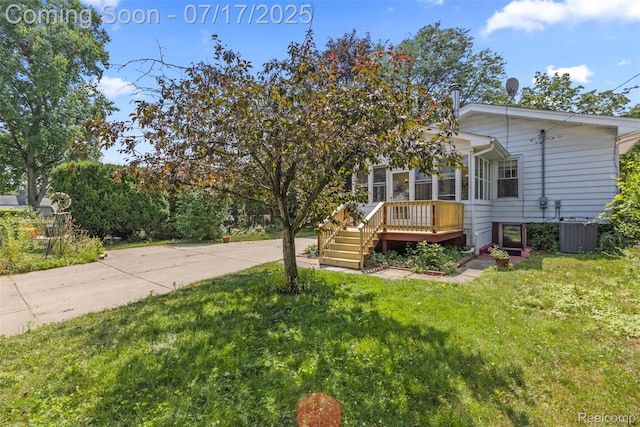 2006 N Connecticut Ave, Royal Oak, MI 48073 - view of front of property with a front lawn and a deck