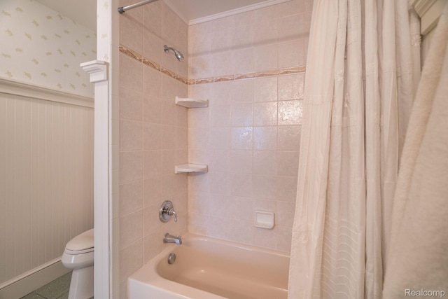 3831 Woodland Dr, Highland, MI 48356 - full bath with shower / bathtub combination with curtain and wallpapered walls