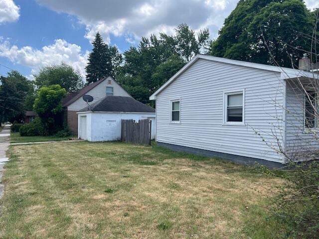 846 Hancock St SE, Grand Rapids, MI 49507 - view of side of home featuring a yard