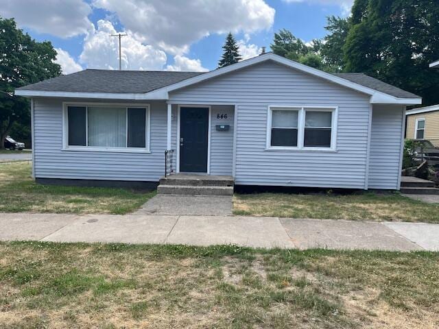 846 Hancock St SE, Grand Rapids, MI 49507 - view of front of house with a front yard
