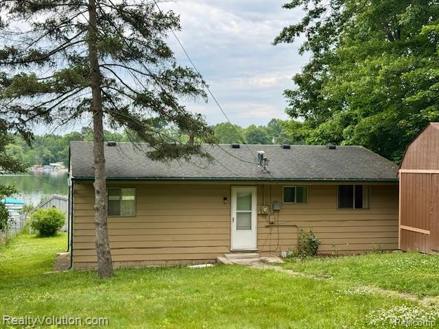 1998 Lakeview Dr, Lapeer, MI 48446 - rear view of house featuring a lawn