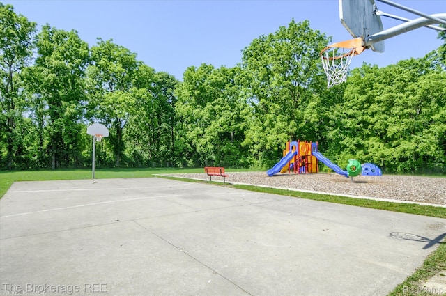 491 Harrison Dr, Davison, MI 48423 - view of sport court with view of wooded area