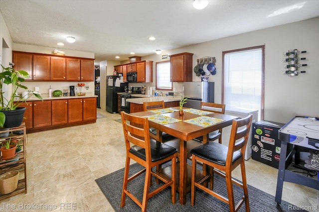491 Harrison Dr, Davison, MI 48423 - dining room with recessed lighting