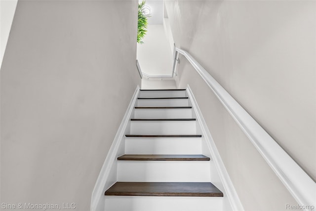 389 Kercheval Ave, Grosse Pointe, MI 48236 - view of stairway