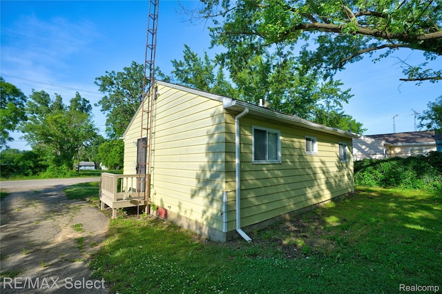 3062 Walton Ave, Davison, MI 48504 - view of side of property with a yard